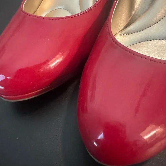 Kelly & Katie Glossy Red Patent Heels - Picture 6 of 6